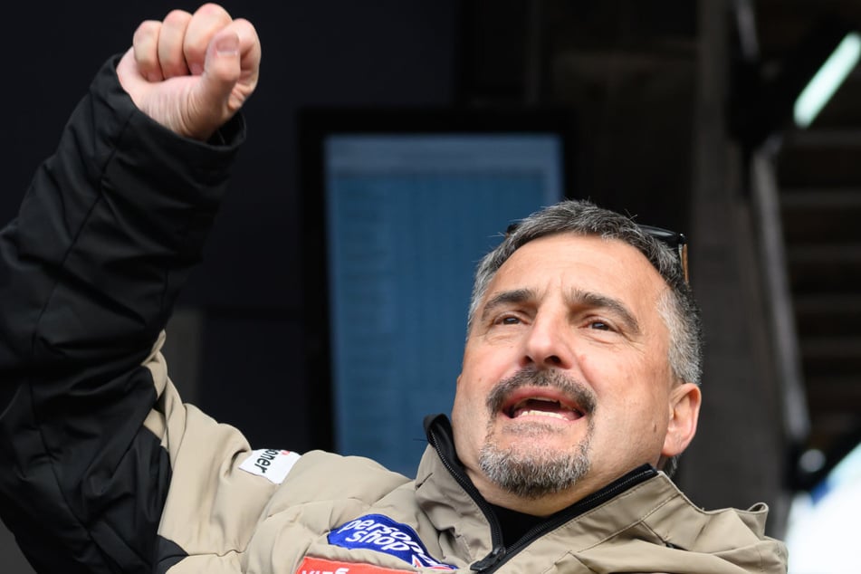 Georg Hackl (59), Technik-Trainer von Österreich, jubelt nach dem Sieg seines Teams beim Weltcup in Sachsen.