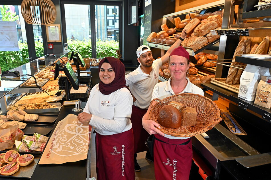 Multikulti im Café am Backhaus (v.l.): Verkäuferin Laila Mir (28), Koch Zoltan Tanko (41) und Serviceleiterin Aileen Doberenz (35) verstehen sich prächtig.
