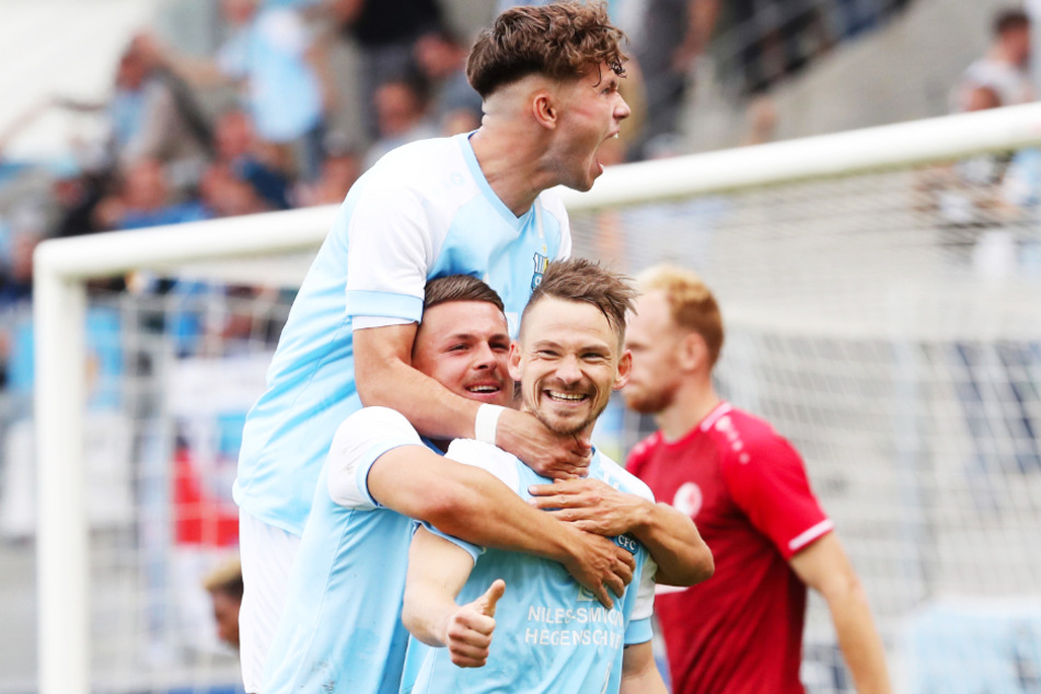 Doppeltorschütze Kevin Freiberger wird von seinen Teamkollegen Felix Schimmel und Riccardo Grym gefeiert.