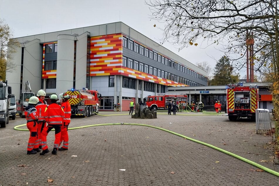 Die Feuerwehr konnte den lediglich kleinen Kellerbrand schnell unter Kontrolle bringen. Verletzt wurde niemand.