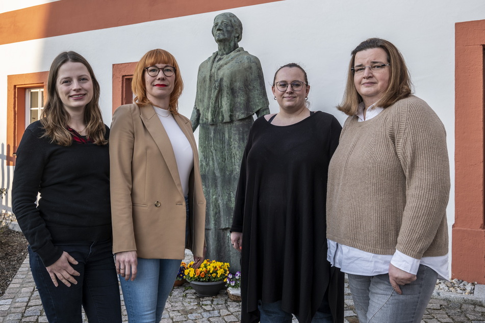 Linke-Kandidatinnen Julia Richter (26), Marika Tändler-Walenta (39), Laura Kunze (27) und Katja Reichel (50, v.l.) am Clara-Zetkin-Denkmal.