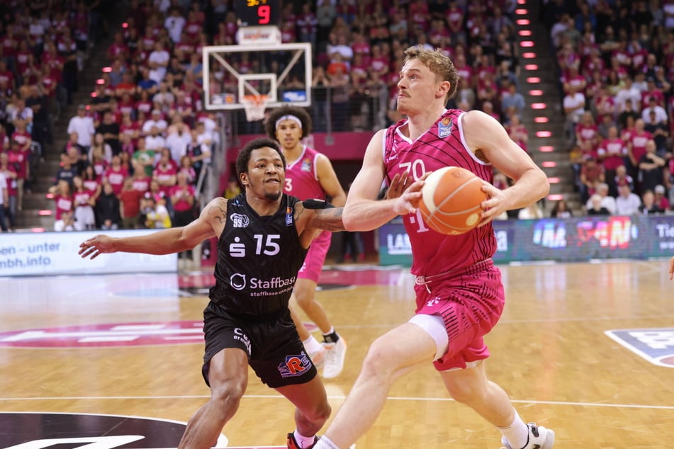 Zweikampf zwischen Finn Delany (r.) und Niners-Spieler Wes Clark: Die Telekom Baskets Bonn zogen am Freitagabend an den Chemnitzer Niners vorbei.