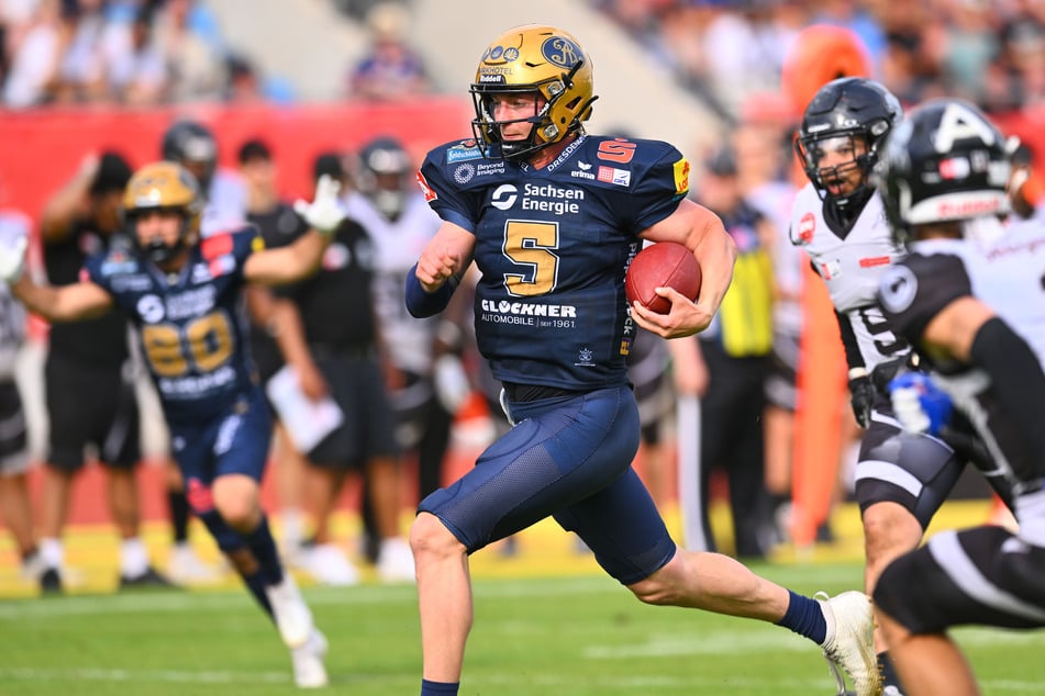 Monarchs Quarterback Rocky Lombardi auf dem Weg zum Touchdown.
