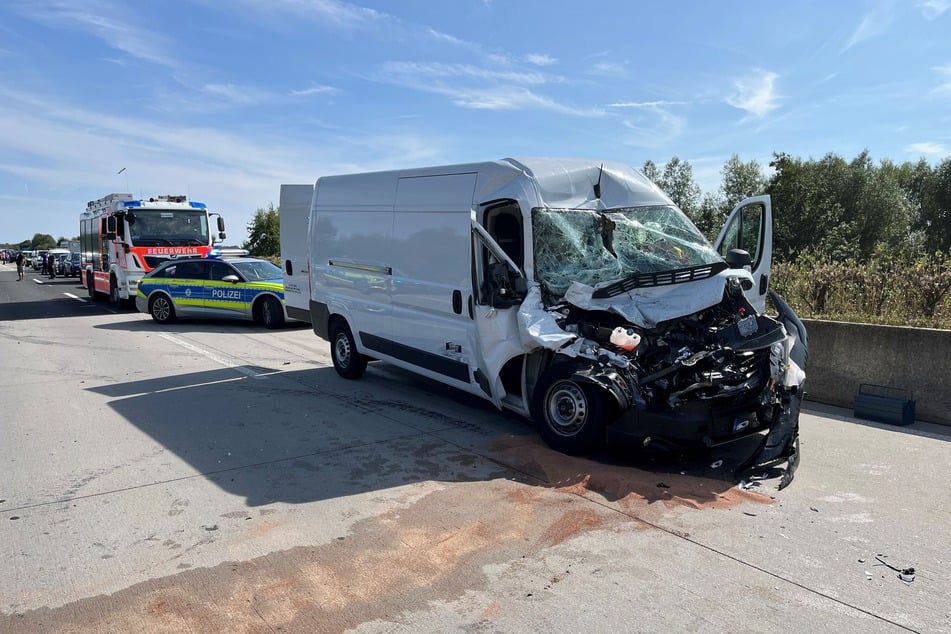 Der Transporter war nicht mehr fahrbereit. Die Fahrbahn in Richtung Sangerhausen war voll gesperrt.