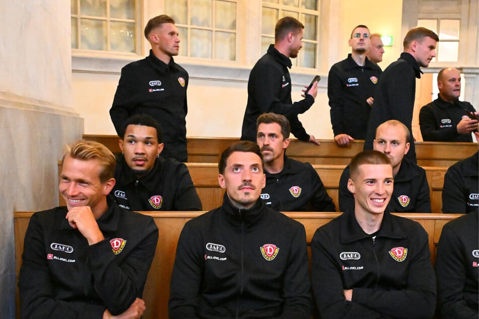 Sitz- statt Auswechselbank: Die Dynamos nahmen Platz.