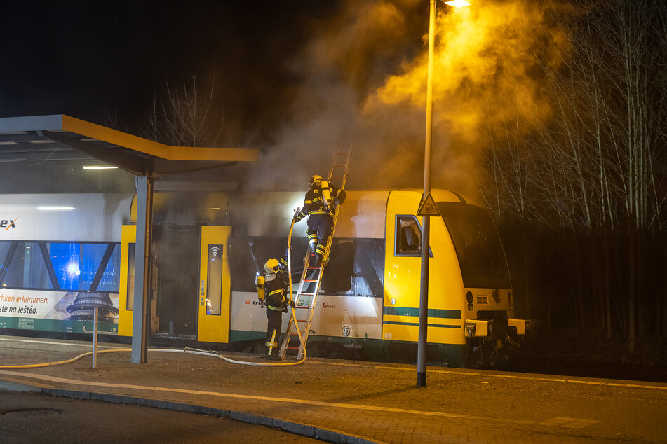 Feuerwehreinsatz am Bahnhof Auerbach: In der Vogtlandbahn war während der Fahrt ein Feuer ausgebrochen.