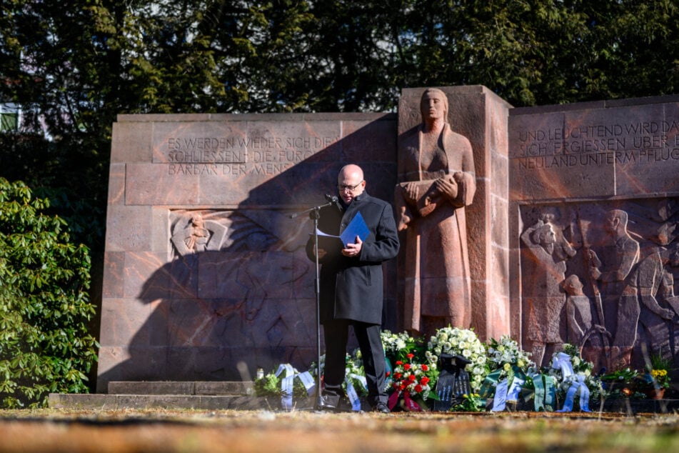 Zu Beginn des Friedenstages legte OB Sven Schulze am Mahnmal für die Opfer der Bombardierung des 5. März 1945 Kränze nieder.