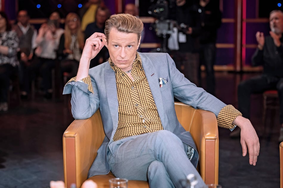 Schauspieler Alexander Scheer (49) musste sich erst mal an die Talkshow-Umgebung gewöhnen, unterhielt das Publikum dann aber bestens.