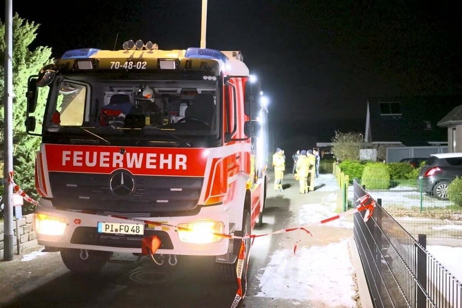 Unterstützt von der Freiwilligen Feuerwehr suchte die Polizei den Tatort nach Spuren und eventuellen Patronenhülsen ab.