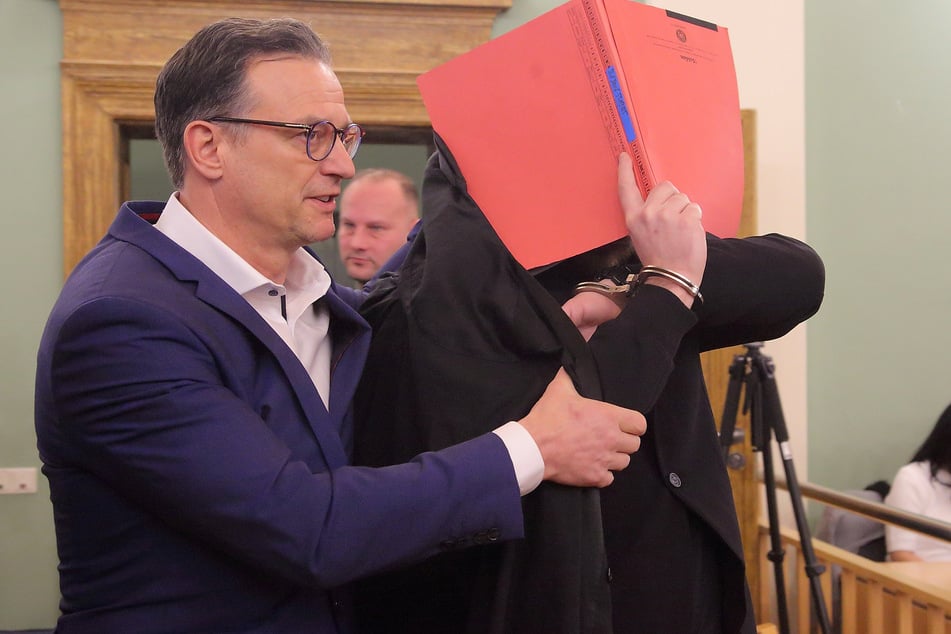 Der polnischen Autodieb Dawid K. (27, rechts) mit seinem ein Verteidiger Christoph Rühlmann (58) im Mordprozess.