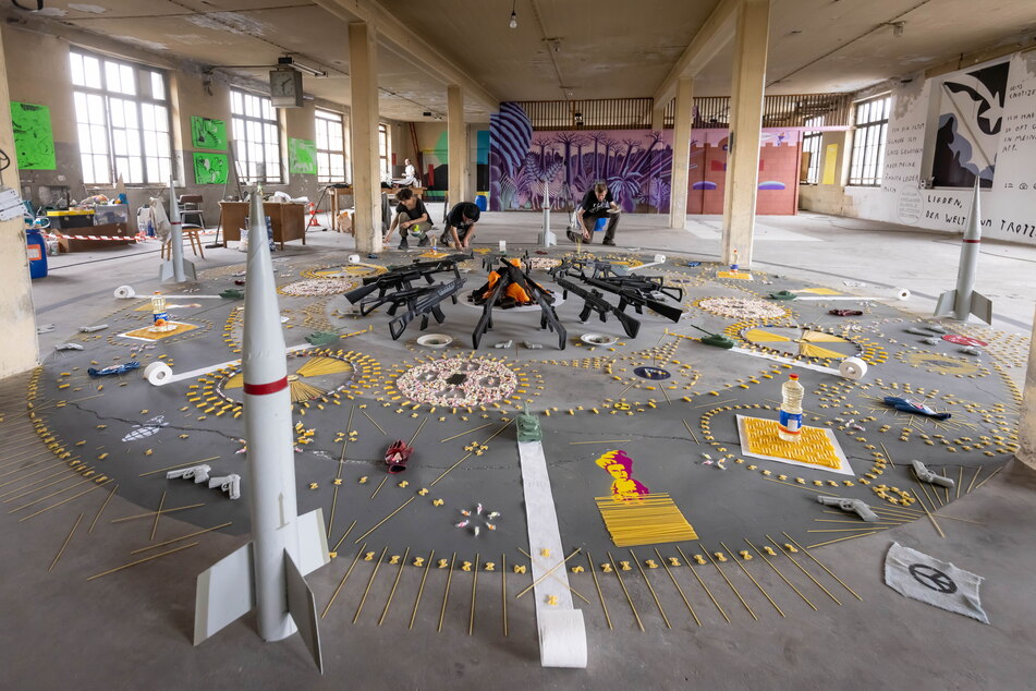 Die "Freizeitguppe Gestaltung" aus Glauchau setzt sich mit den Themen Krieg und Macht auseinander.