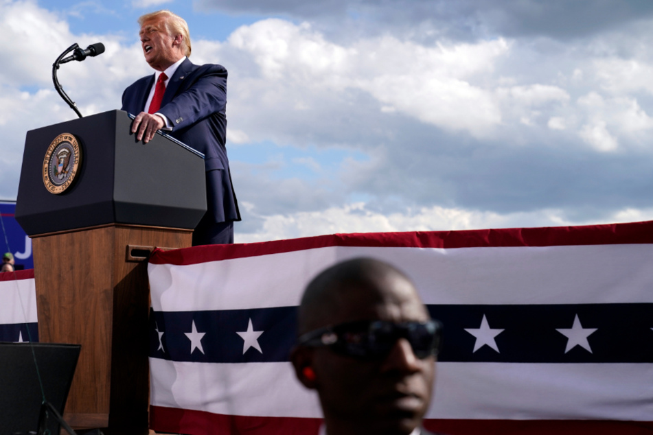 USA, Oshkosh: Donald Trump spricht bei einer Wahlkampfveranstaltung auf dem Wittman-Flughafen.