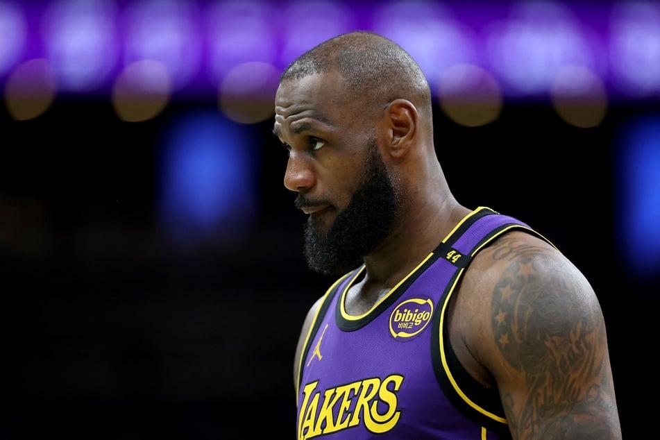 Los Angeles Lakers superstar LeBron James is expected to miss at least one to two weeks with a groin strain, ESPN reported on Sunday.