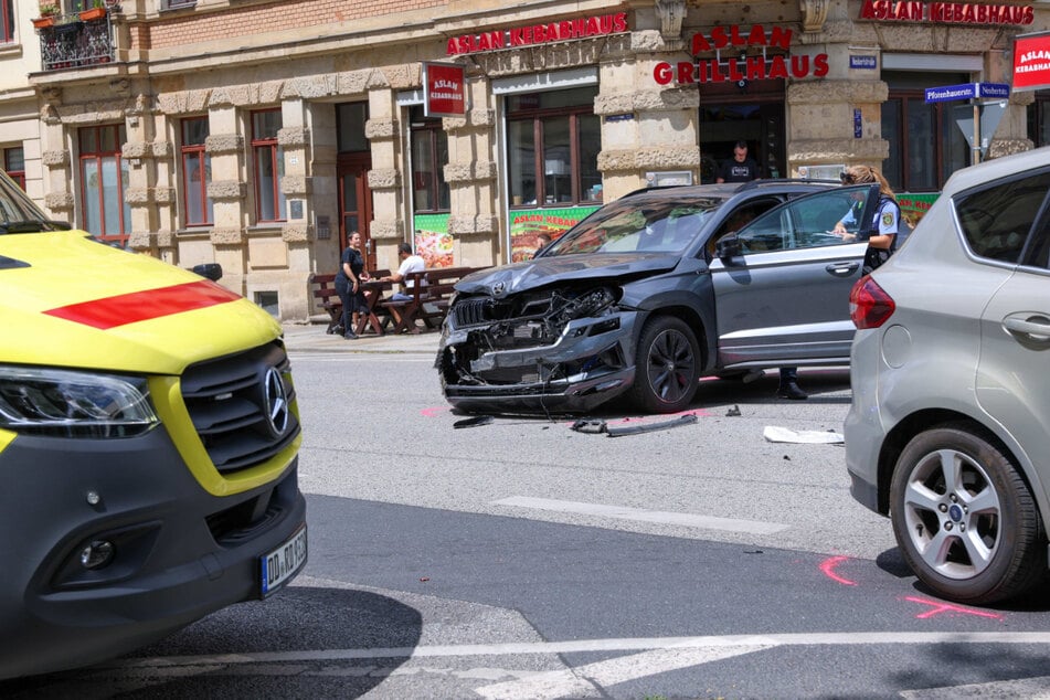 Der Rettungsdienst versorgte den Verletzten, beide Autos erlitten durch den Crash enorme Schäden.