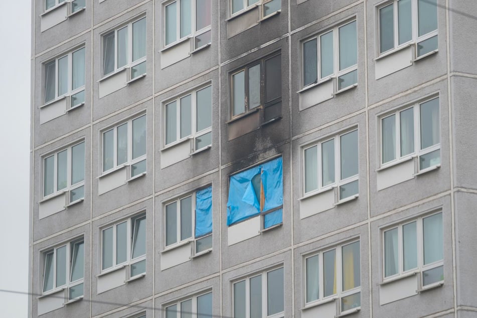 Provisorische Fensterrahmen und blaue Folie wurden an der Brandwohnung angebracht.