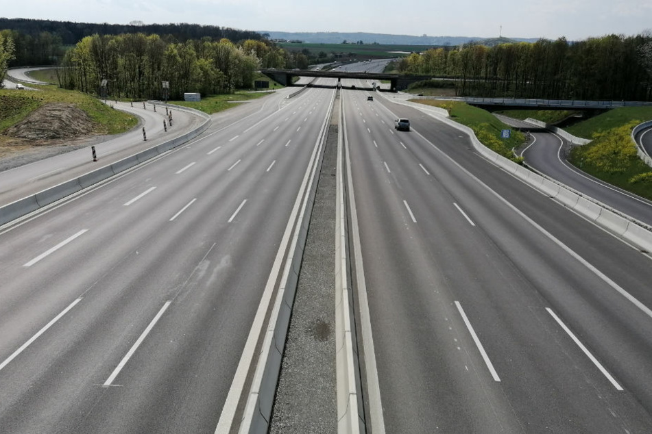Eine fast leere Autobahn während des Lockdowns in Deutschland. Im Zusammenhang mit dem Verkehr zeigten sich größten Effekte auf die CO2-Emissionen. (Symbolfoto)