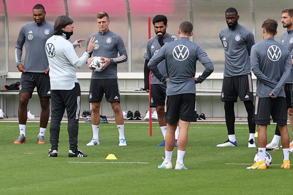 Löw beim zweiten Training mit seiner Nationalmannschaft. Am Donnerstag treten sie zum ersten Mal an.