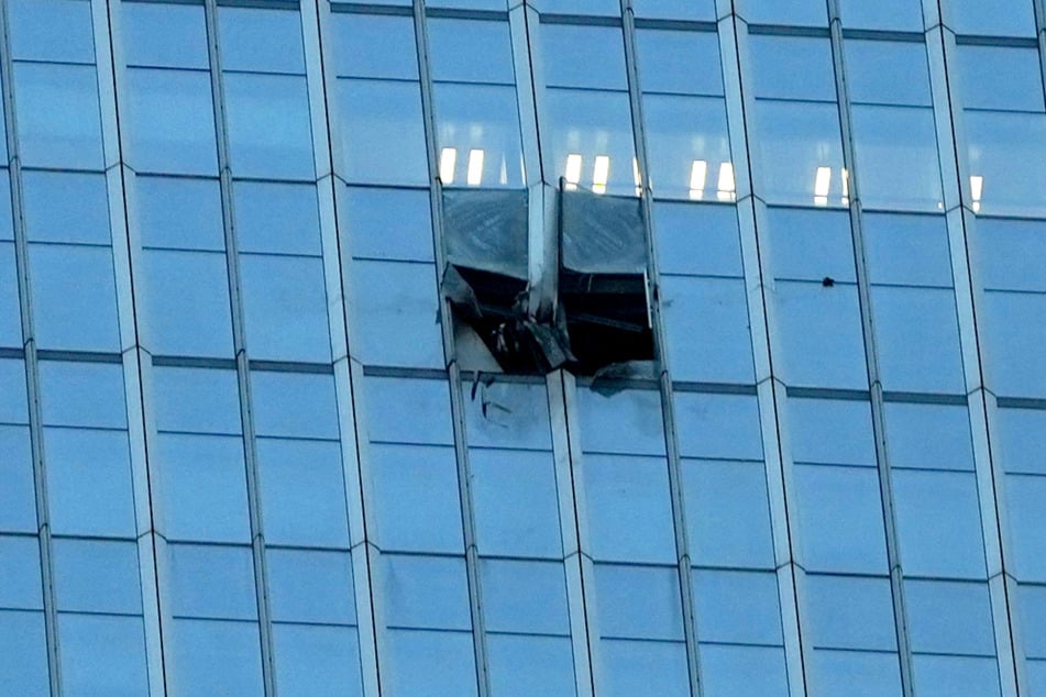 Die Fassade des Citic Tower, auch bekannt als Zun Tower, ist beschädigt.
