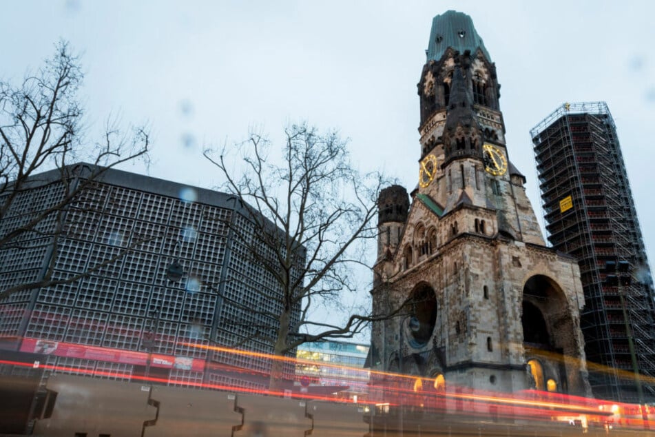 Die Kaiser-Wilhelm-Gedächtniskirche in Berlin mit "Puderdose" links vom Hauptturm und "Lippenstift" rechts davon. Der "Hohle Zahn" feiert am Dienstag sein 125-jähriges Bestehen.