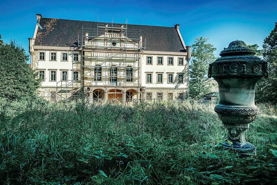 Die Dornenhecken wurden gestutzt, Schloss und Park Kohren-Sahlis erwachen neu.