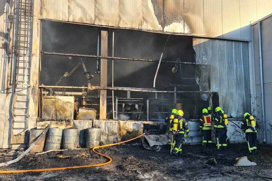 Die Feuerwehr bekam das Feuer in einer Lagerhalle in Sankt Augustin schnell unter Kontrolle.