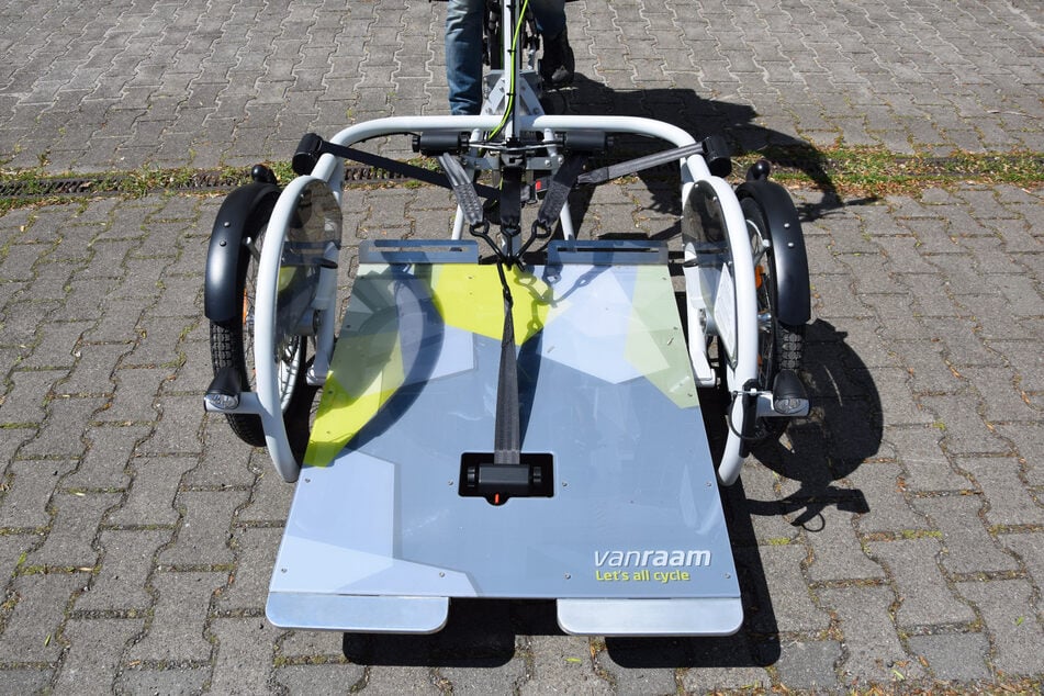 Das Spezialfahrrad erlaubt die Mitnahme im eigenen Rollstuhl. Ein aufwendiges Umsetzen ist nicht nötig.