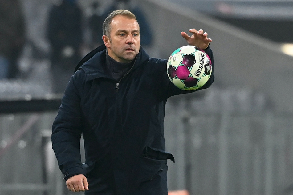 Bayern-Trainer Hansi Flick versucht den Ball unter Kontrolle zu bekommen.