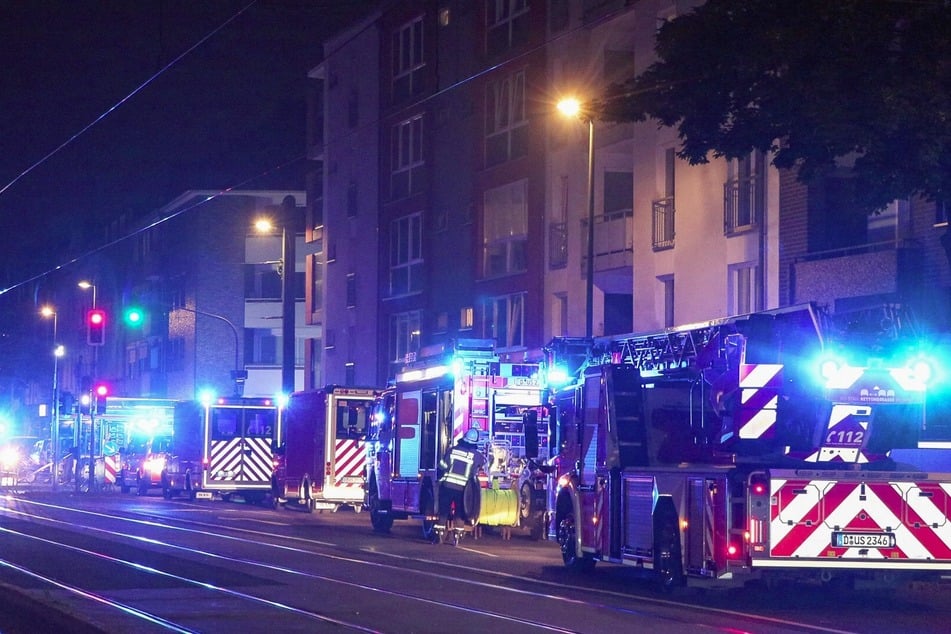 Großer Garagenbrand in Düsseldorf: Feuerwehr brauchte Verstärkung!