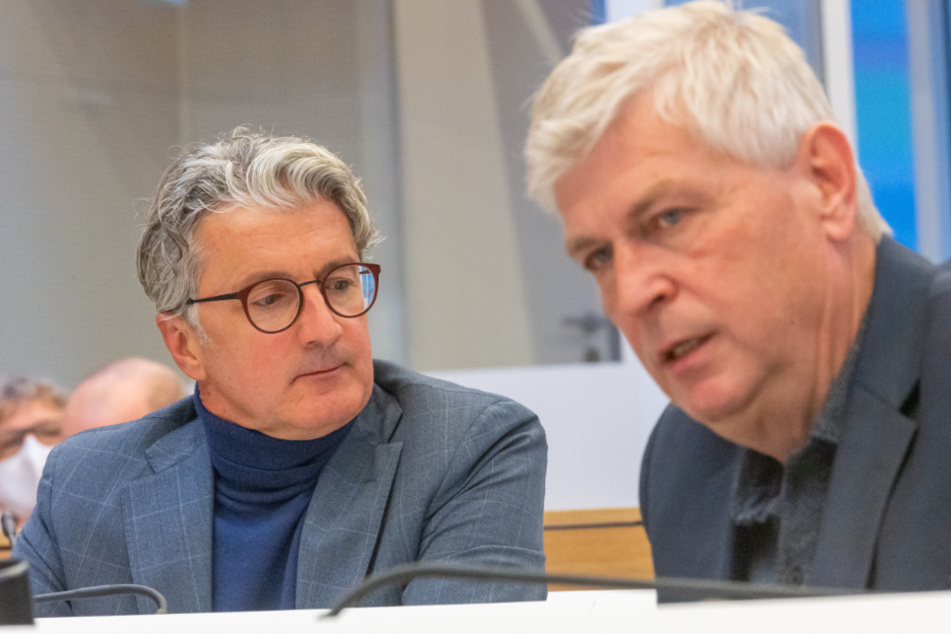 Rupert Stadler (l.) sitzt im Sitzungssaal des Landgericht München neben dem Mitangeklagten Wolfgang Hatz, ehemaliger Audi-Ingeneur, Forschungs- und Entwicklungsvorstand bei Porsche sowie Leiter der Aggregateentwicklung bei Volkswagen.