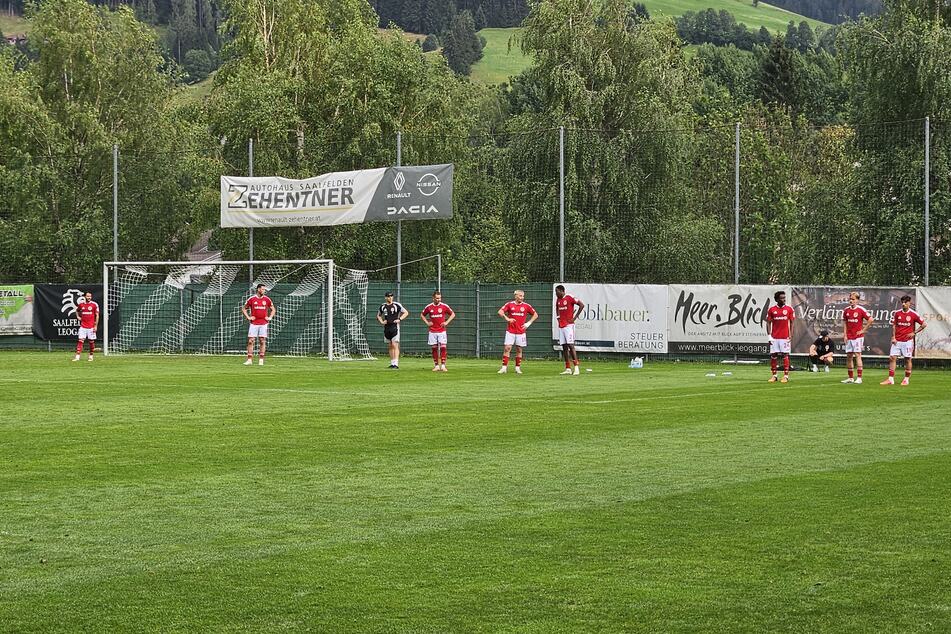 Auch die Wechselspieler, die nach Schlusspfiff noch Läufe machen mussten, schauen bedrückt drein.