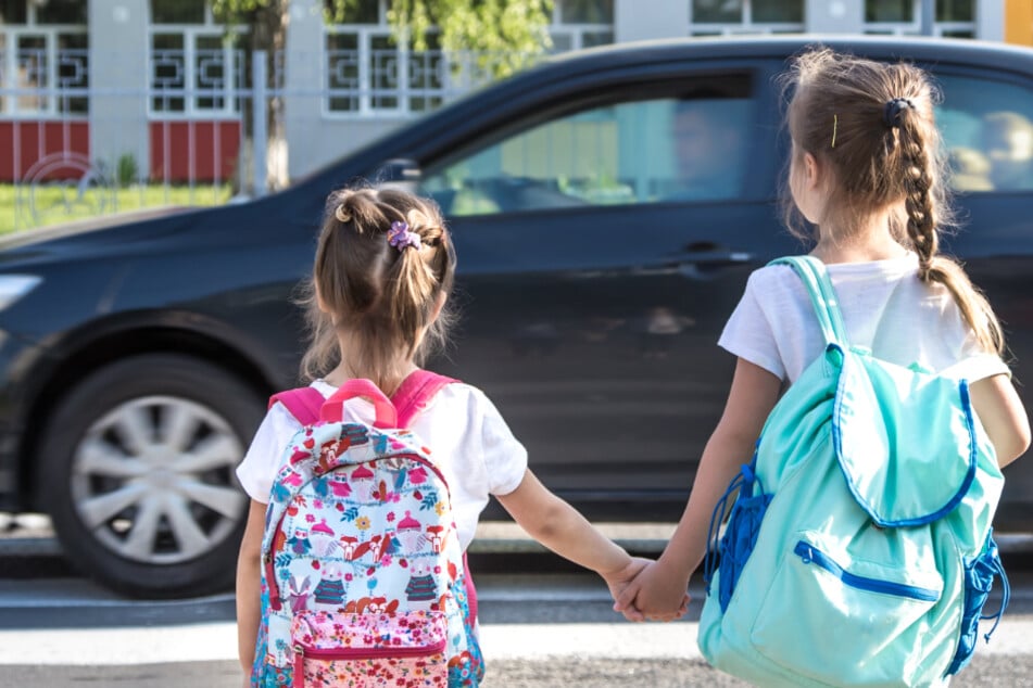 Zwei Sexualdelikte vor Kindern! Polizei fahndet nach Glatzkopf mit runder Brille
