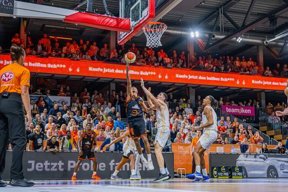 Beim Pokal-Aus in Vechta konnten die Niners Alonzo Verge (27, l.) nicht stoppen. Gelingt es diesmal?