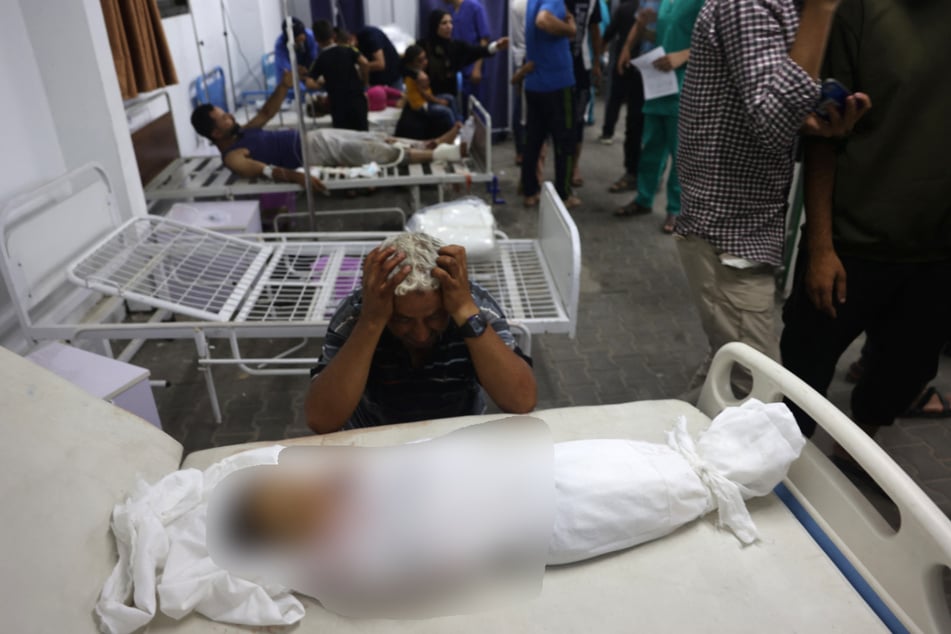 Ein palästinensischer Mann trauert in einem Krankenhaus in Rafah um seinen Sohn.