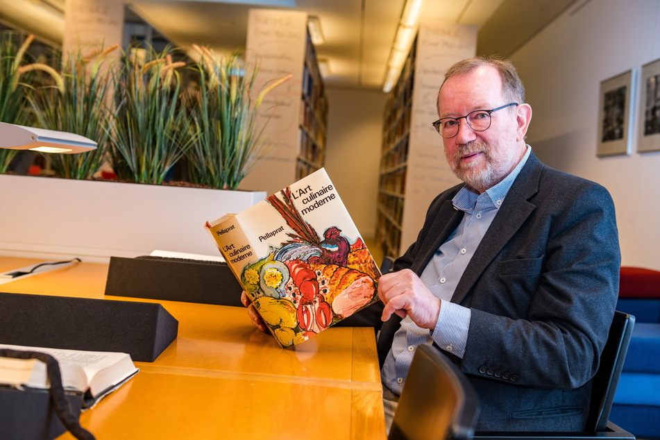 Professor Josef Matzerath (66) blättert in einem Buch aus der Witzigmann-Sammlung.