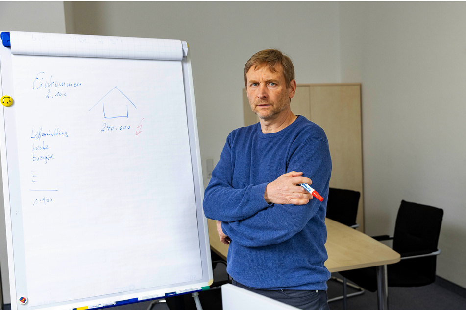 Kämpft für die Armen und muss nun selbst radikale Kürzungen ertragen: Jens Heinrich (59) in seiner Beratungsstelle in Pirna.