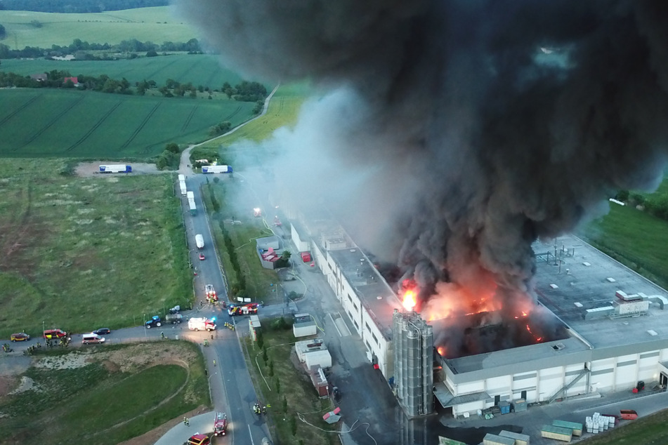 Während die Brandursache noch unklar ist, wurde der Schaden auf mehrere Millionen Euro geschätzt.