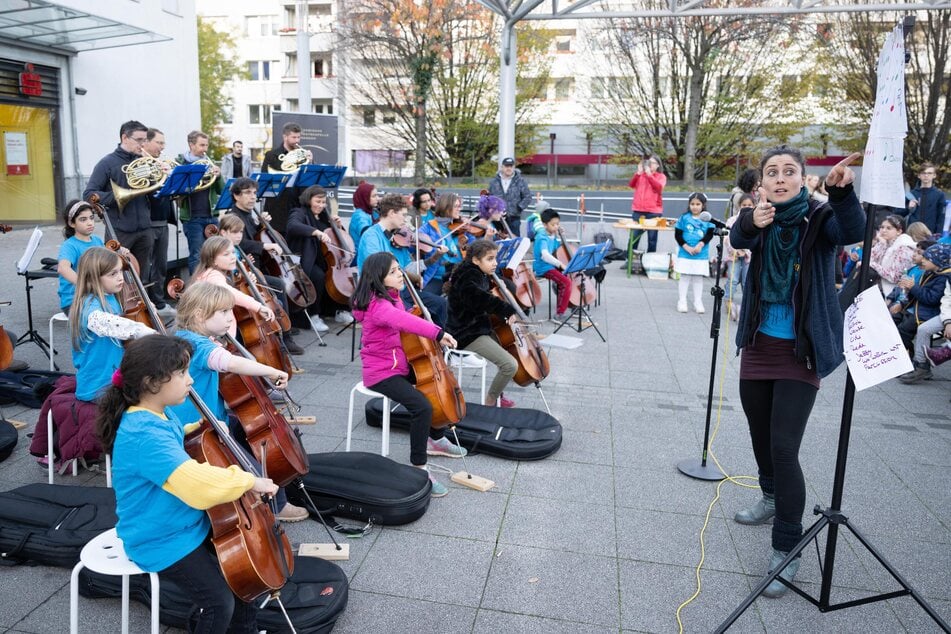 Musiker der Sächsische Staatskapelle Dresden musizieren vor dem Prohliszentrum gemeinsam mit dem Verein "Musaik – Grenzenlos musizieren e.V".