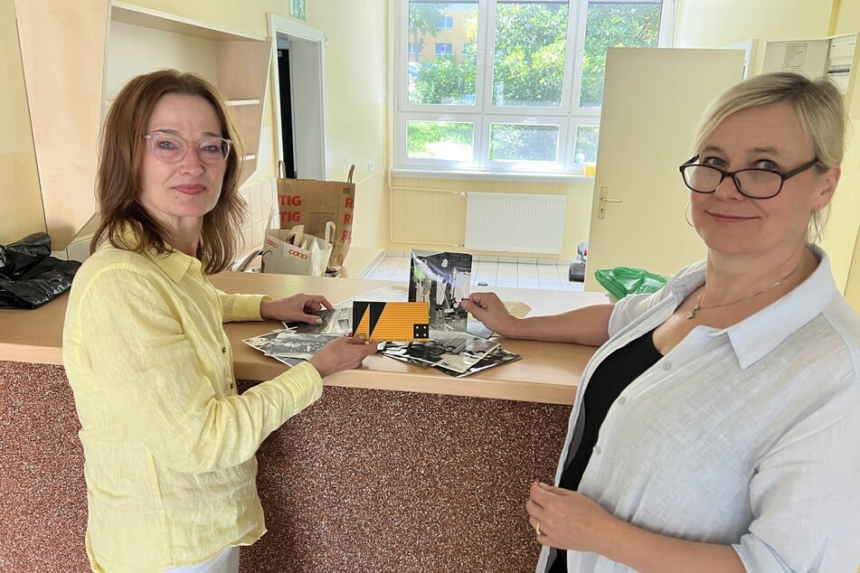 Elke C. Müller (58, l.) und Sabine Barth (56) sichten am Tresen Fotos und Veranstaltungsbücher aus den 1980er Jahren.