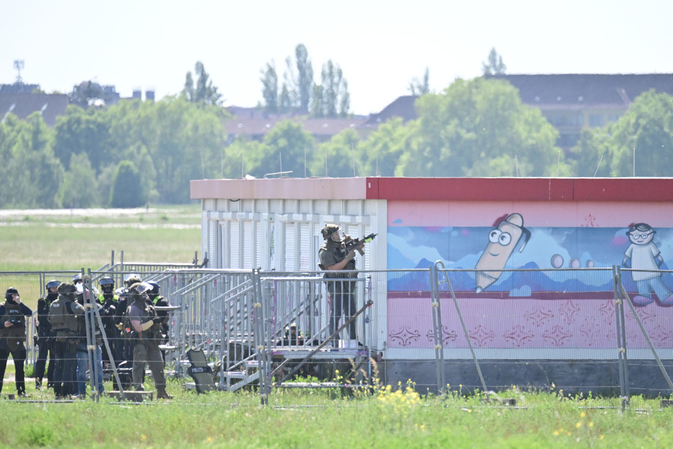 Die Polizei sichert die Flüchtlingsunterkunft.