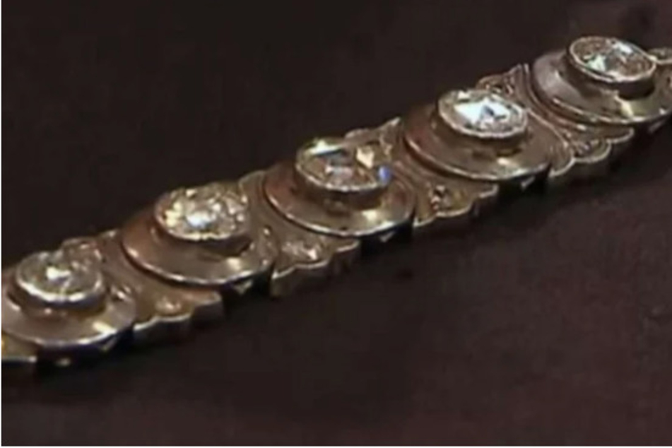 Größter Hingucker sind die fünf großen Diamanten auf dem Armband. Insgesamt summieren sich die Edelsteine auf 14 Karat.