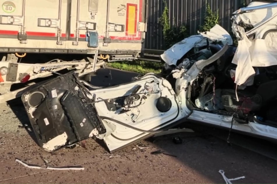 Unfall A1: Tödlicher Unfall auf Autobahn: Wagen und Lkw krachen gegeneinander, Autobahn gesperrt