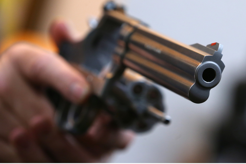 Im Kinderzimmer fanden die Beamten einen geladenen Revolver. (Symbolbild)