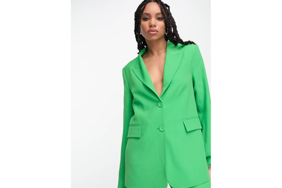 Der grüne Blazer ist sehr modern und stylisch.