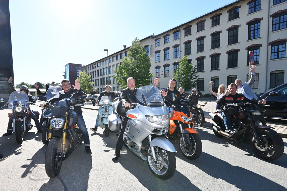 Die Motorradgruppe des Unternehmer-Netzwerks BNI brach an der Schönherr-Fabrik zum Ausflug auf.