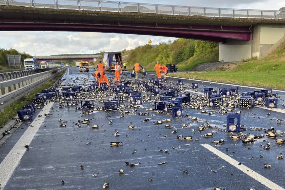 Unfall A73: 150 Bierkästen krachen auf A73: Zufall verhindert Schlimmeres