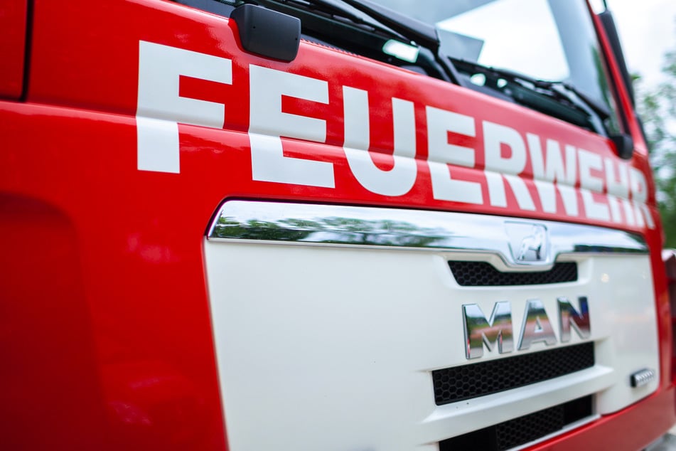Brandstifter zündet Einkaufswagen und Container in Erfurt an