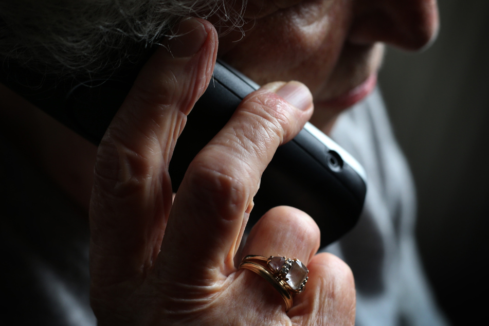 Immer häufiger werden Senioren von vermeintlichen Enkelkindern am Telefon um ihre Ersparnisse gebracht. (Symbolbild)
