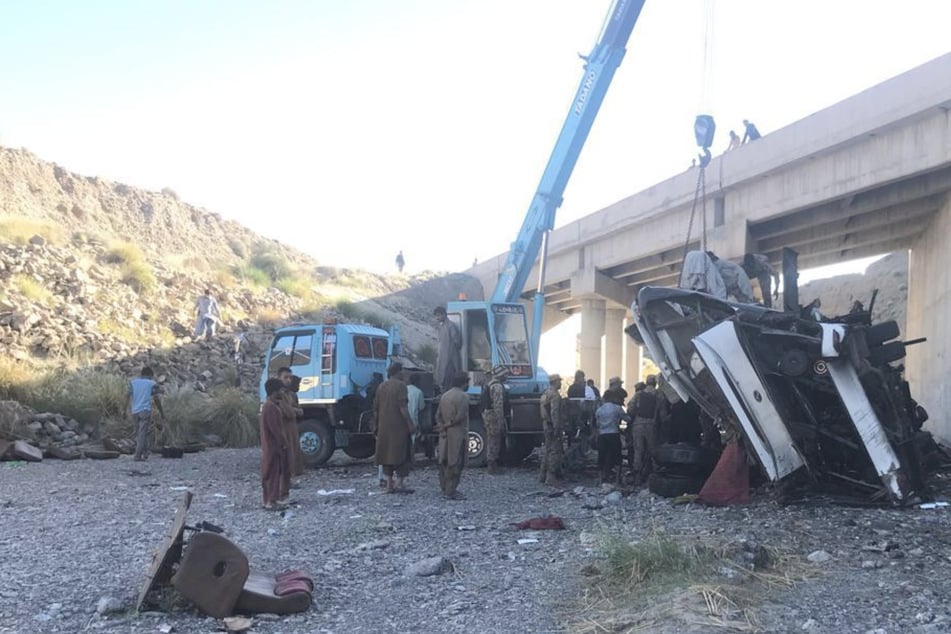 Nach Reifenplatzer: Bus stürzt in Schlucht - 27 Tote!