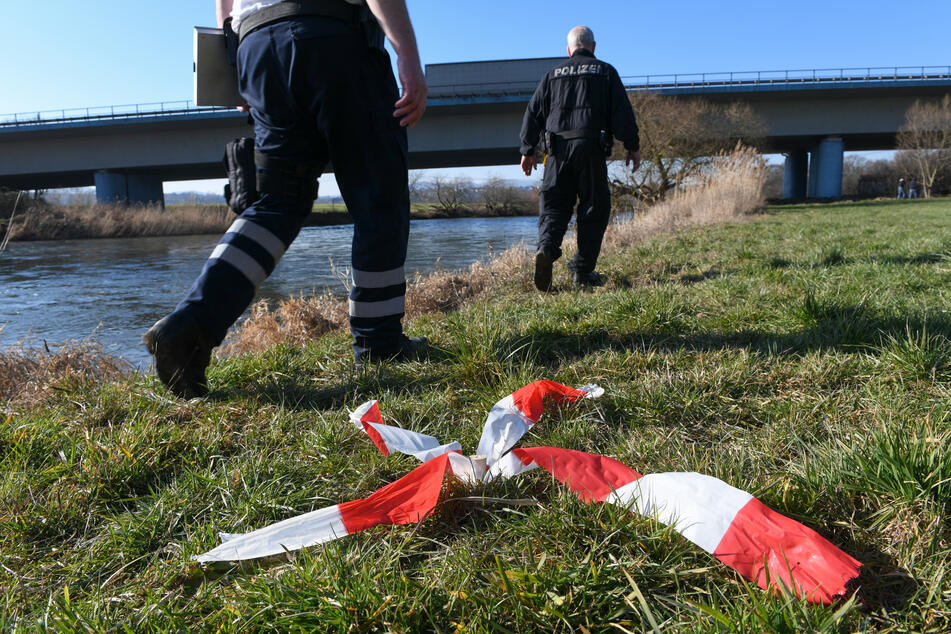 Einsatzkräfte suchten den Fluss ab. (Symbolbild)