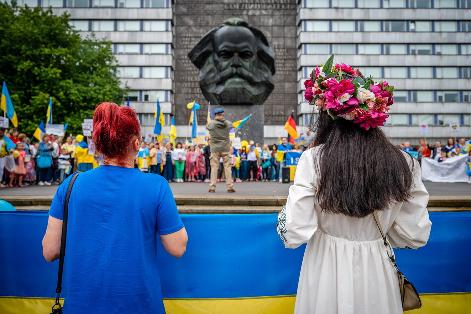 Ukrainer holten am 27. August am Karl-Marx-Monument den Nationalfeiertag (24. August) nach. Das Event stand im Zeichen des russischen Angriffs auf die Ukraine.